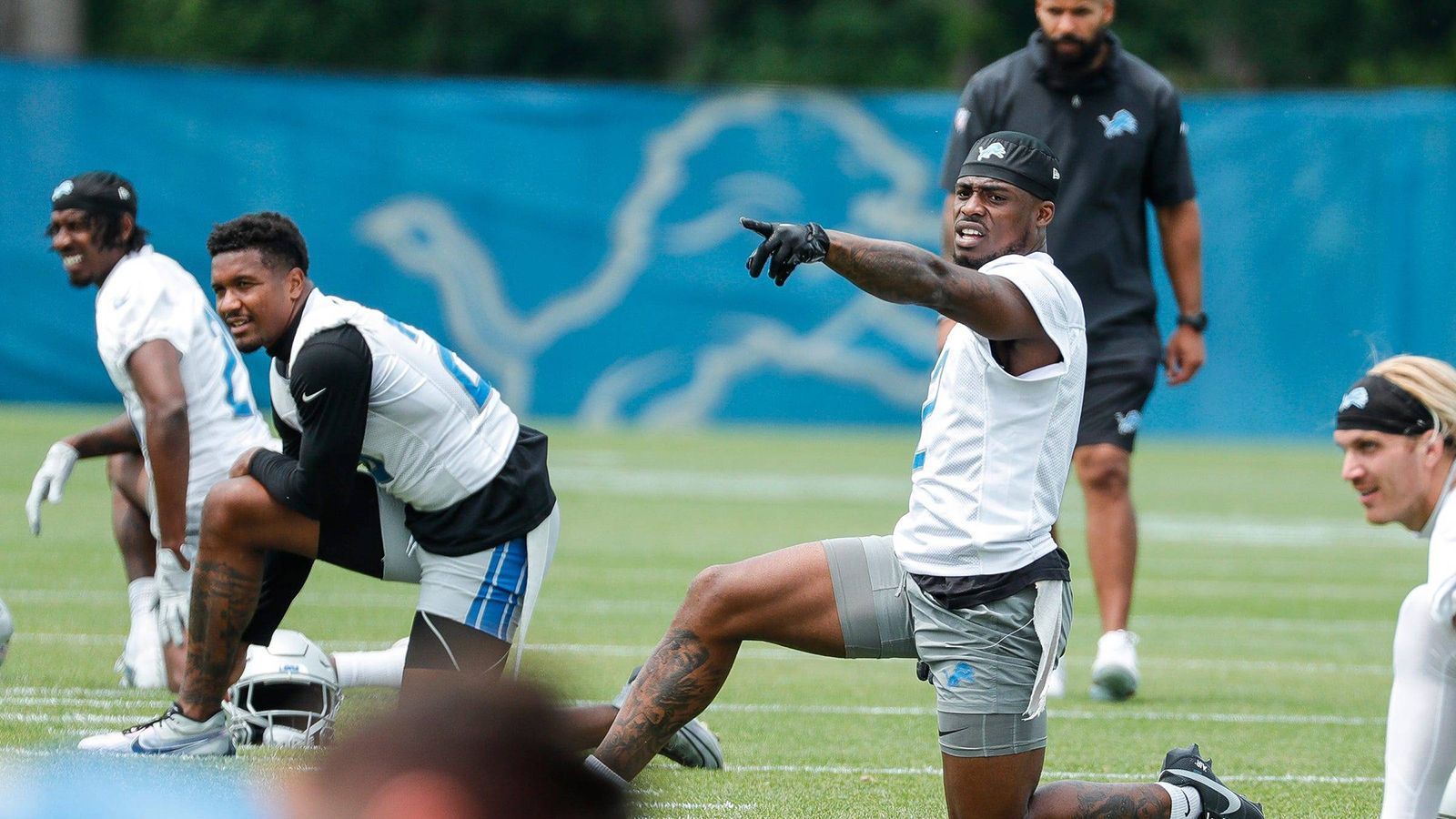 
                <strong>Chauncey Gardner-Johnson (Detroit Lions)</strong><br>
                C.J. Gardner-Johnson kann seinen 6,5 Millionen-Deal um weitere 1,5 Millionen US-Dollar anheben. 375.000 US-Dollar gibt es ab 70 und 80 Prozent der gespielten Snaps und ab drei und fünf Interceptions.  
              