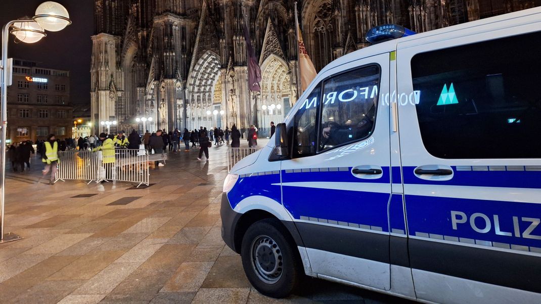 Einen Tag vor Weihnachten erhöht die Polizei in Köln wegen möglichen Anschlagsplänen ihre Schutzmaßnahmen.
