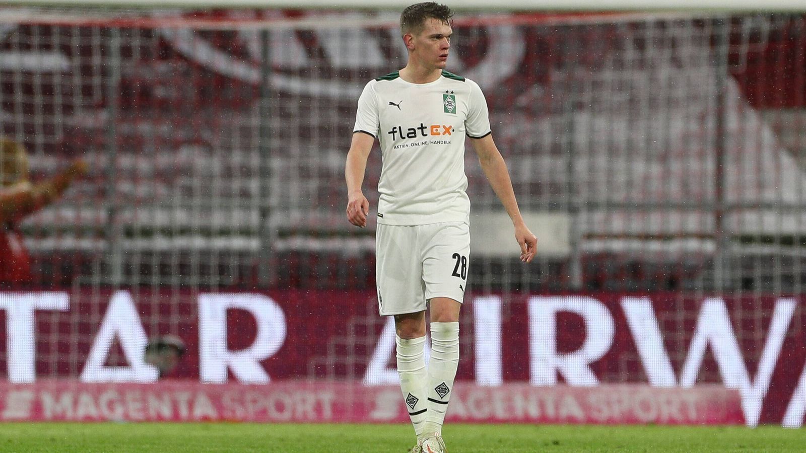 
                <strong>Matthias Ginter</strong><br>
                Darf rechts in der Dreierkette ran und macht seine Sache dort zumindest defensiv recht ordentlich. Im Spielaufbau allerdings immer wieder mit Schwächen. Das kann er deutlich besser. Kurz vor der Halbzeit auf der Linie zur Stelle, als er mit einer starken Reaktion den 2:2-Ausgleich verhindert.ran-Note: 3
              