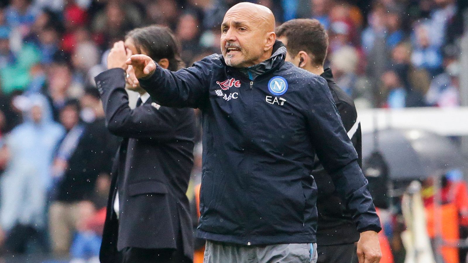 
                <strong>Luciano Spalletti (vereinslos) </strong><br>
                Der Meistertrainer der SSC Neapel geht – und will erstmal ein Sabbatical einlegen. Doch ganz aus dem Kreis der Trainerkandidaten bei PSG darf Luciano Spalletti nicht gestrichen werden.
              