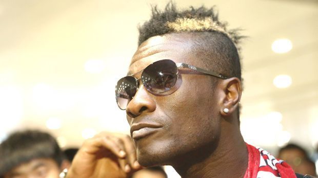 
                <strong>Asamoah Gyan (Sänger "Baby Jet")</strong><br>
                Asamoah Gyan (Sänger): Unter dem Künstlernamen "Baby Jet" veröffentlichte der Nationalspieler Ghanas bereits einige Songs. In seinem Heimatland feiert der 30-Jährige große Erfolge. Das Lied "African Girls" gewann sogar einen Musikpreis.
              