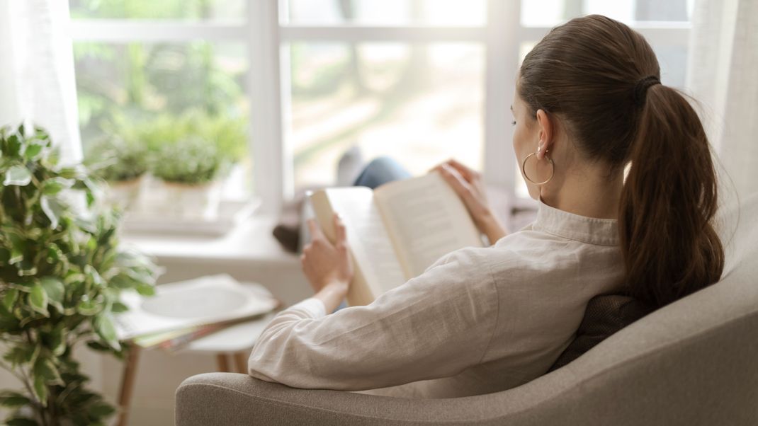 Gemütlich auf der Couch mit einem Buch in der Hand: So kann der Herbst nur schön werden!