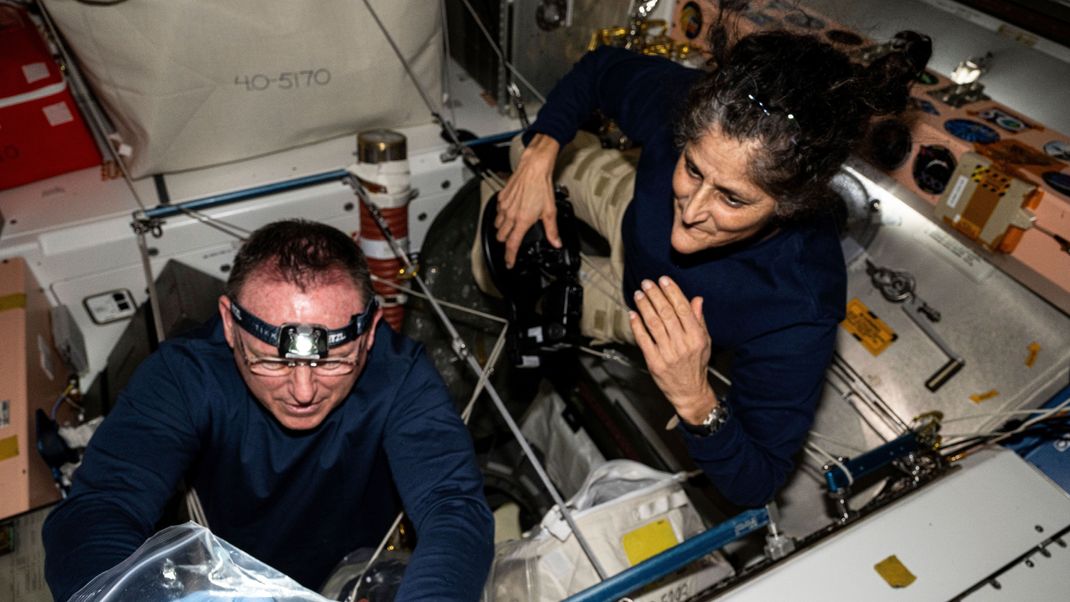 Auf diesem von der NASA zur Verfügung gestellten Foto inspizieren die Astronauten Butch Wilmore (l) und Suni Williams Sicherheitseinrichtungen an Bord der Internationalen Raumstation.&nbsp;