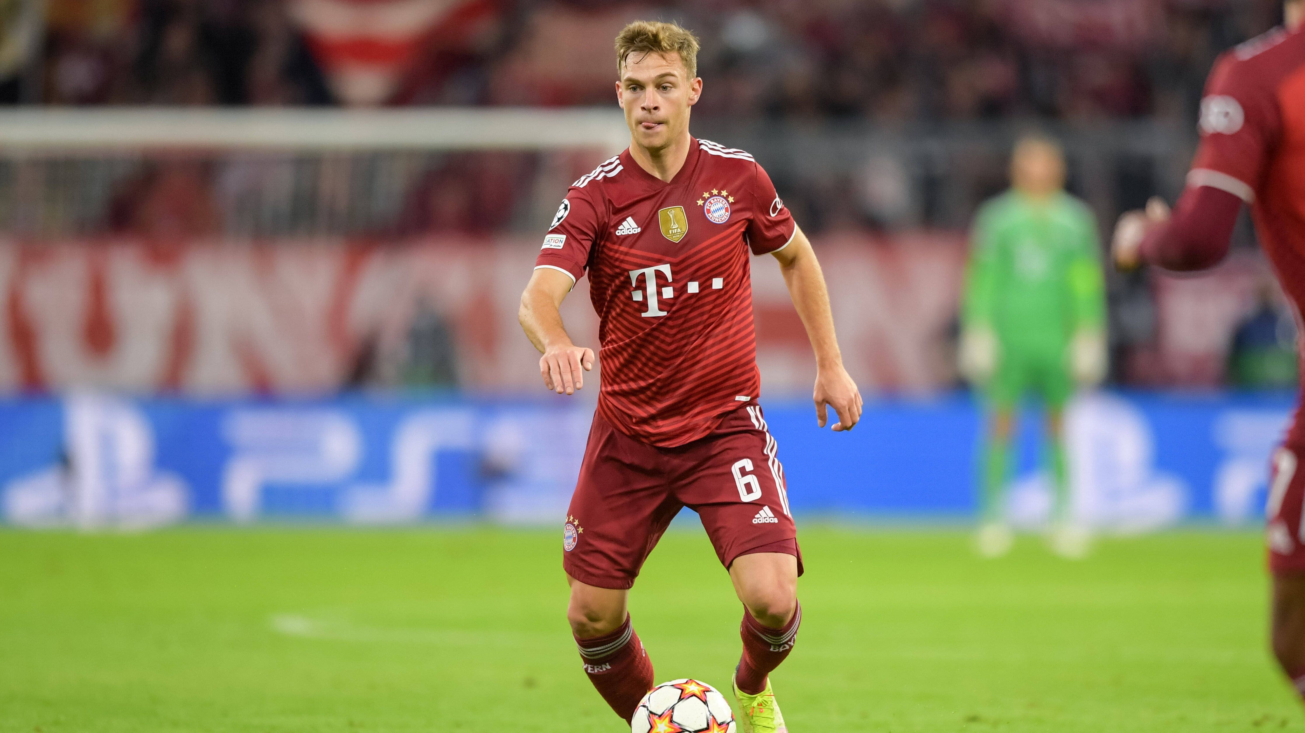 
                <strong>Joshua Kimmich</strong><br>
                Immer anspielbar und um Kontrolle bemüht, offensiv mit einem tollen Chip-Pass auf Lewandowski, der den zweiten Bayern-Treffer einleitet. Auch bei Bayerns drittem Tor spielt der Mittelfeld-Star einen tollen Lupf-Pass auf Davies. Konnte damit seine Schwächen in der ersten Halbzeit überdecken. Holt sich nach 71 Minuten den verdienten Applaus ab. ran-Note: 2
              