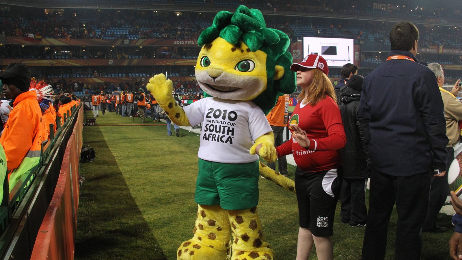 
                <strong>WM 2010 in Südafrika: Zakumi</strong><br>
                Zakumi war das Maskottchen bei dem ersten WM-Turnier auf dem afrikanischen Kontinent. Die Figur stellte einen grünhaarigen Leoparden dar, der ein weißes Fußballtrikot und eine grüne Hose trägt. Sein Name setzt sich aus dem KFZ-Zeichen von Südafrika ("ZA"), sowie dem Wort "kumi", welches in mehreren afrikanischen Sprachen für die Zehn steht, zusammen. Zusätzlich wurde auch eine Zeichentrickserie mit Zakumi in der Hauptrolle produziert. 
              