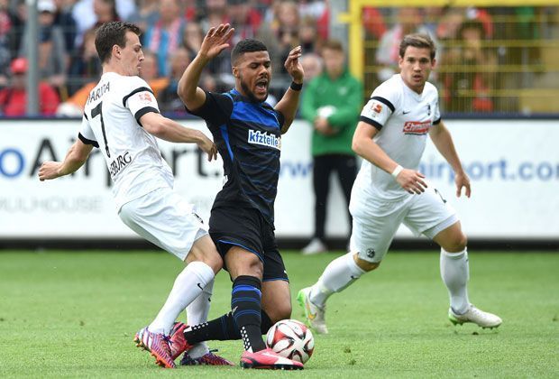 
                <strong>Platz 9: Elias Kachunga (SC Paderborn)</strong><br>
                Platz neun belegt Elias Kachunga vom SC Paderborn. 67 Mal wurde der Stürmer unsanft von den Beinen geholt. Am Ende der Spielzeit musste Kachunga mit seinem Team den bitteren Weg in die zweite Liga antreten. 
              