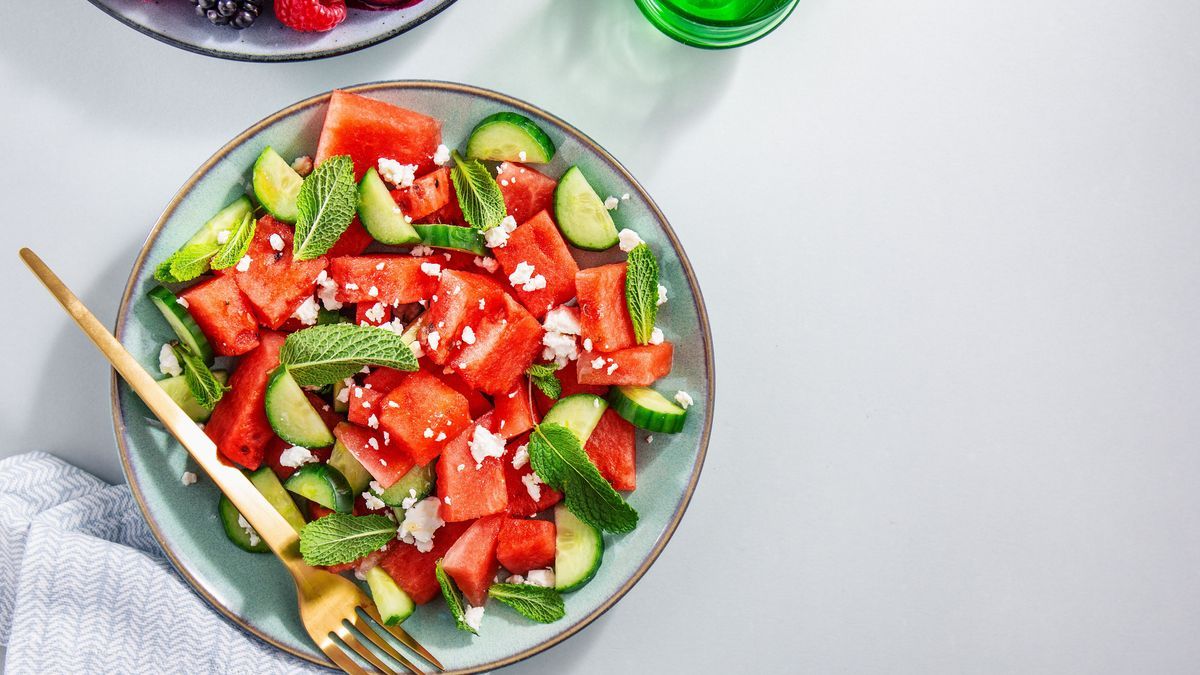 Wir zeigen dir, wie du schnell einen frischen Sommersalat mit Melone, Gurke und Himbeeren zubereiten kannst.