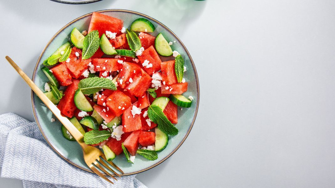 So schnell kannst du einen frischen Sommersalat mit Melone, Gurke und Himbeeren zubereiten!