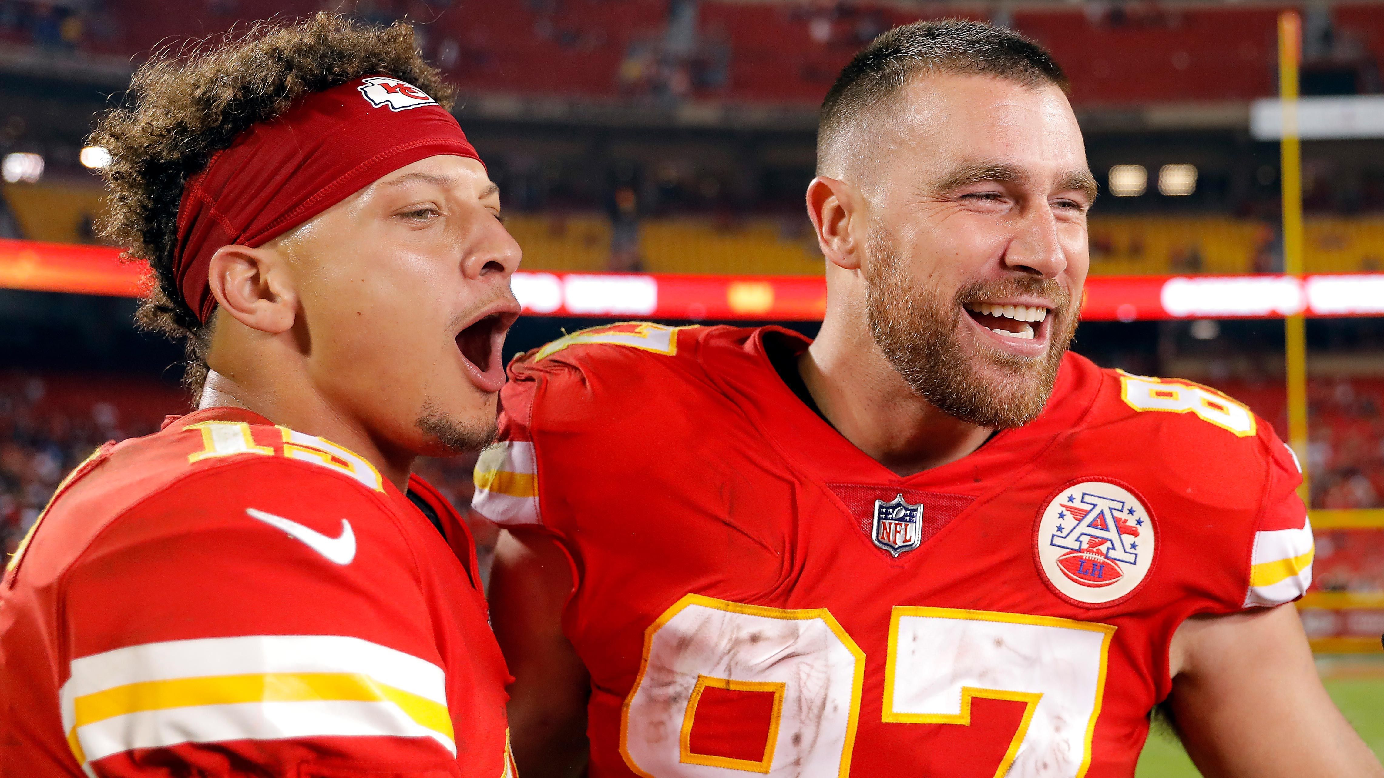 
                <strong>Week 12: Travis Kelce und Patrick Mahomes (Kansas City Chiefs)</strong><br>
                Beim 26:10-Sieg gegen die Los Angeles Rams konnten sich die Kansas City Chiefs mal wieder auf ihre Star-Spieler Travis Kelce und Patrick Mahomes verlassen. Kelce hat nach den 57 Receiving Yards gegen die Rams, die meisten Receiving Yards in den ersten elf Saisons eines Tight Ends. Das Besondere: Kelce ist erst in seiner zehnten NFL-Saison! Ähnlich ist es bei seinem Quarterback. Mahomes hat laut "NFL Research" nun 38 Spiele mit mindestens 300 Passing Yards - die meisten eines NFL-Spielers in den ersten sieben Saisons. Mahomes ist jedoch erst in seiner sechsten Saison und hat als Rookie lediglich ein einziges Spiel gespielt.
              