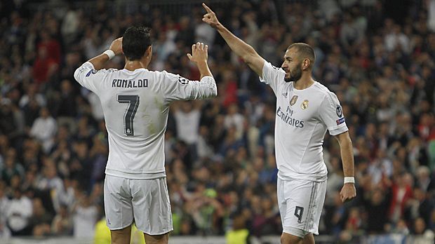 
                <strong>Real Madrid (Cristiano Ronaldo und Karim Benzema)</strong><br>
                Real Madrid (Spanien, 32 Tore in 15 Primera-Division-Spielen): Cristiano Ronaldo (li., 10 Tore) + Karim Benzema (8 Tore) = 56,3% der Treffer (18 Tore).
              