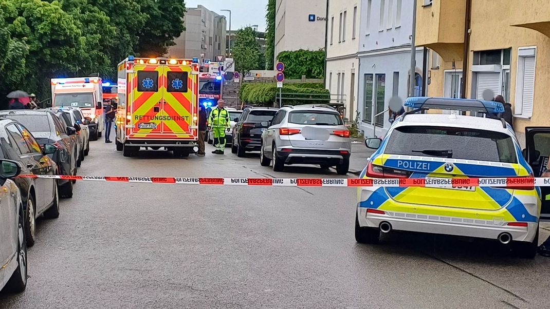 Mann fährt in Passau mit Auto in Menschengruppe