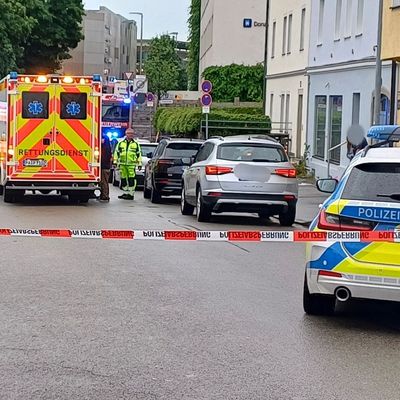 Mann fährt in Passau mit Auto in Menschengruppe