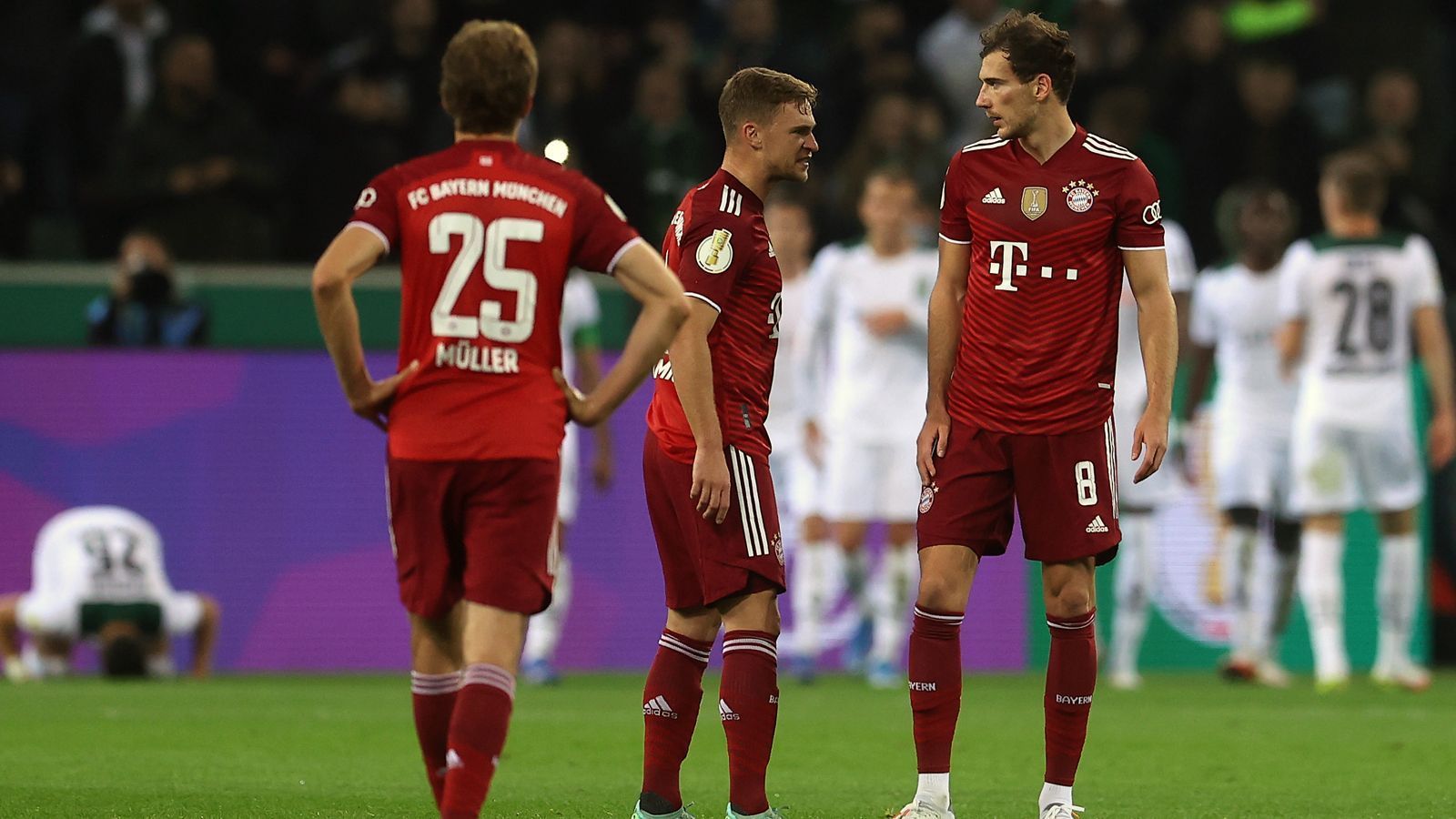 
                <strong>Borussia Mönchengladbach - FC Bayern München 5:0 (27. Oktober 2021)</strong><br>
                Die bislang höchste DFB-Pokal-Pleite kassierten die Münchner bereits in der 2. Runde des Wettbewerbs der Saison 2021/22. Am 27. Oktober 2021 fertigte Borussia Mönchengladbach die Münchner humorlos mit 5:0 ab. Bereits nach gut 20 Minuten führten die "Fohlen" im Borussia Park mit 3:0, nach dem Seitenwechsel legte der Schweizer Breel Embolo einen Doppelpack nach und sorgte so für die endgültige Demütigung des FCB. Stars wie Joshua Kimmich oder Leon Goretzka ließen an diesem historisch schlechten Abend für die Bayern ihrem Frust freien Lauf. Besonders bitter: Die Bayern verabschiedeten sich damit im zweiten Jahr in Folge bereits in der 2. Runde des DFB-Pokals.
              