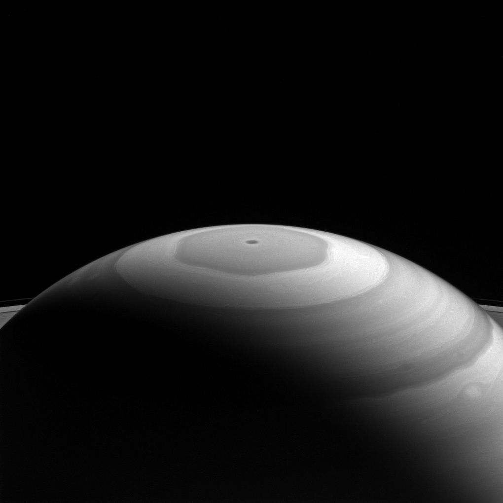 Von „oben“ betrachtet, sieht es aus, als hätte ein Mathelehrer eine geometrische Figut auf Saturn gezeichnet. In Wirklichkeit handelt es sich um einen 25.000 Kilometer breiten Sturmwirbel, der in Form eines "Sechsecks" (Hexagon) an Saturns Nordpol wütet. 