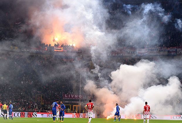 
                <strong>Italien gegen Kroatien - Ausschreitungen beim Länderspiel</strong><br>
                Szenen wie im Krieg. Fast die gesamte Tribüne scheint zu brennen. Auch Kroatien Trainer Niko Kovac ist nicht begeistert: "Was unsere Fans gemacht haben, ist nicht hinnehmbar. Das ist kein Fußball."
              