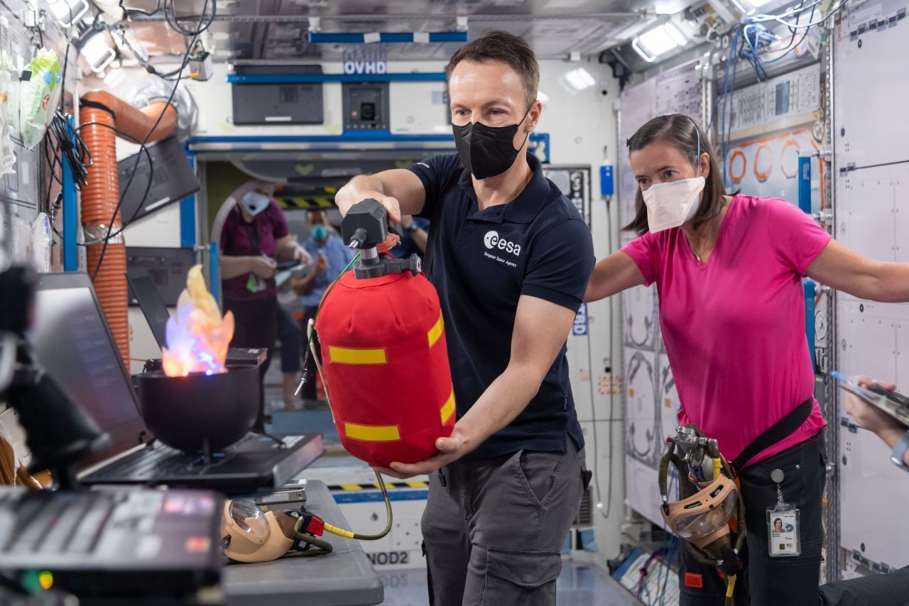 Maurer löscht eine Plastik-Flamme: Feuer ist eine der tödlichsten Gefahren in Raumfahrzeugen. Und sie ist real: Als der deutsche Astronaut Reinhold Ewald 1997 auf der russischen Mir-Raumstation flog, entzündete sich eine Sauerstoffkartusche - die Crew löschte sie im letzten Augenblick.