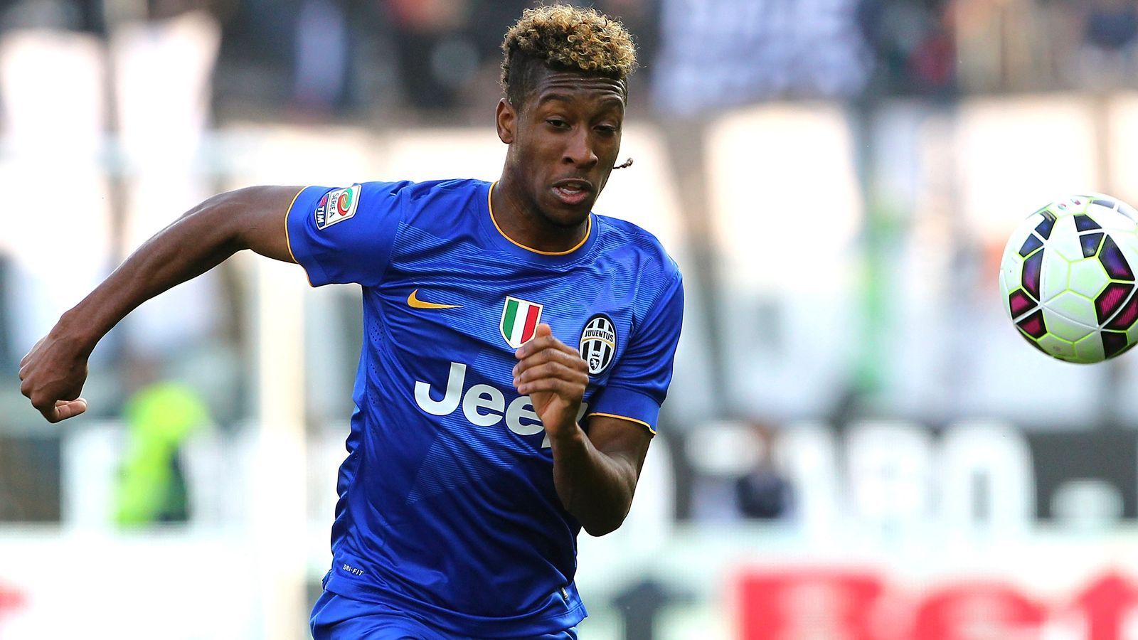 
                <strong>Kingsley Coman</strong><br>
                2014 machte das damalige PSG-Juwel Kingsley Coman den bis dahin wichtigsten Schritt in seiner Karriere - er ging mit 17 Jahren zu Juventus und blühte so schnell auf, dass die Bayern im Sommer 2015 zugeschlagen haben. Mittlerweile ist der Franzose bei den Bayern eine feste Größe, unterschrieb zuletzt einen neuen Vertrag bis 2027. Finanziell hat sich die Coman-Verpflichtung seinerzeit für Juventus durchaus bezahlt gemacht. Nach nur 22 Einsätzen für die Italiener kassierten die Turiner mit Leihgebühr und späterer Ablösesumme geschätzte 28 Millionen Euro.
              