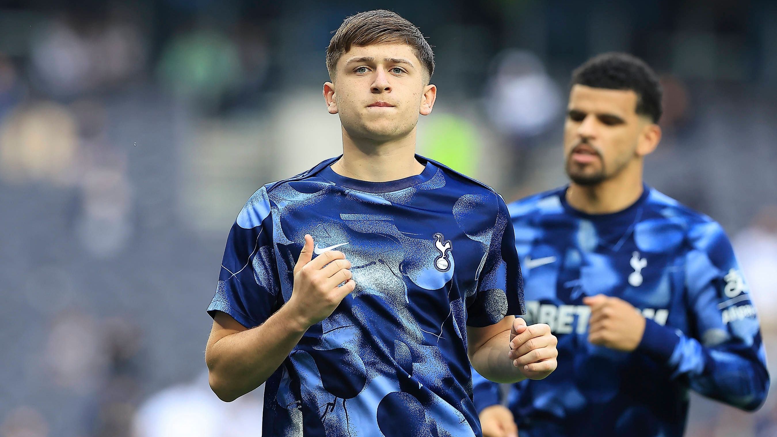 <strong>Mikey Moore (Tottenham Hotspur)</strong><br>In wenigen Wochen, nach dem 18. Geburtstag des Sportlers am 11. August, soll sein Kontrakt Berichten zufolge verlängert werden. Moore gehört mit einem Marktwert von 18 Millionen Euro zu den wertvollsten Spielern seines Alters, nur drei U18-Spieler weltweit werden derzeit höher taxiert. Der Linksaußen, der von mehreren englischen Klubs beobachtet wird, hatte bereits 2024 in der höchsten englischen Spielklasse debütiert.