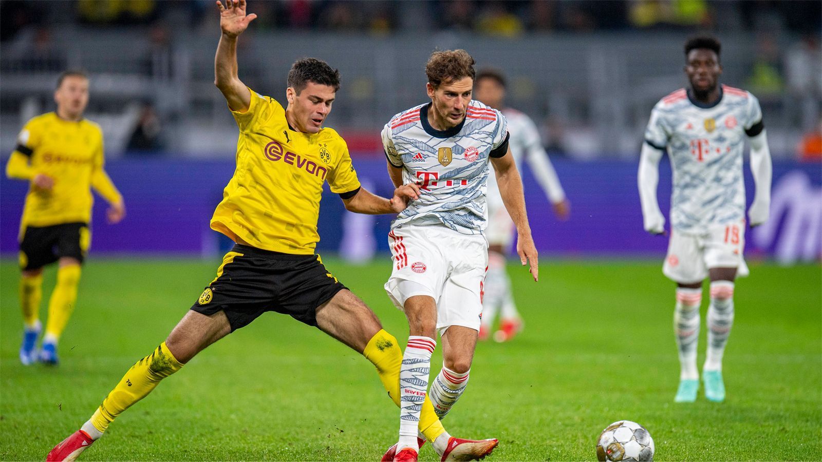 
                <strong>Leon Goretzka (FC Bayern München)</strong><br>
                Bleibt in der Offensive eher passiv, räumt dafür aber defensiv einiges weg. Beim Gegentor lässt er zunächst Bellingham etwas zu viel Platz, rückt ein und schafft so den Raum für Marco Reus. Im Spielaufbau ungewöhnlich fehleranfällig, kommt so nur auf eine Passquote von 77 Prozent. ran-Note: 4
              