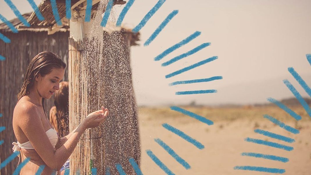 Salz- und Poolwasser trocknen dein Haar stark aus - unterbinde den Prozess bei einer kühlenden Stranddusche und schütze so deine Haare.