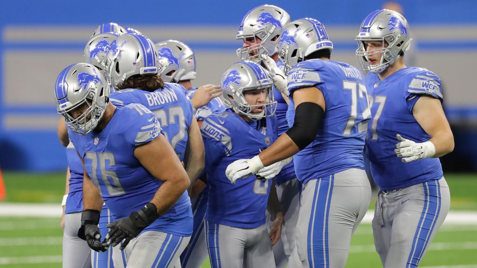 
                <strong>Platz 31 - Detroit Lions</strong><br>
                An siebter Stelle sichert sich die Traditionsfranchise Oregon-Tackle Penei Sewell, der die Offensive Line auf Jahre stabilisieren sollte. Zu Beginn der vierten Runde picken die Lions ihren einzigen Wide Receiver, den Deutsch-Amerikaner Amon-Ra St. Brown, der den Abgang von Kenny Golladay kaum alleine auffangen kann. Die Leistungen der Offense werden zu einem Großteil auf den Schultern von Jared Goff lasten, der seit der Niederlage in Super Bowl LIII (damals noch bei den Rams) wie ausgewechselt scheint. Auch die Fans der Lions müssen sich wohl auf eine lange Saison einstellen. 
              