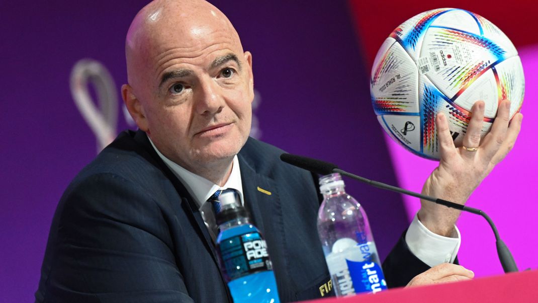 FIFA-Präsident Gianni Infantino knüpft sich kurz vor WM-Start den Westen vor.