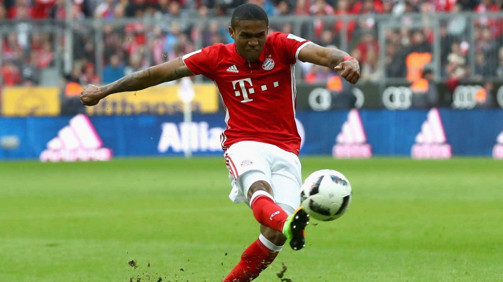 
                <strong>Douglas Costa (Juli 2015 - Juli 2017)</strong><br>
                Douglas Costa kommt im Sommer 2015 für 30 Millionen Euro von Schachtjor Donezk. Die Bayern waren von seinen Auftritten im CL-Achtelfinale beeindruckt. Doch in München kann sich der Flügelflitzer nicht so recht durchsetzen. 
              