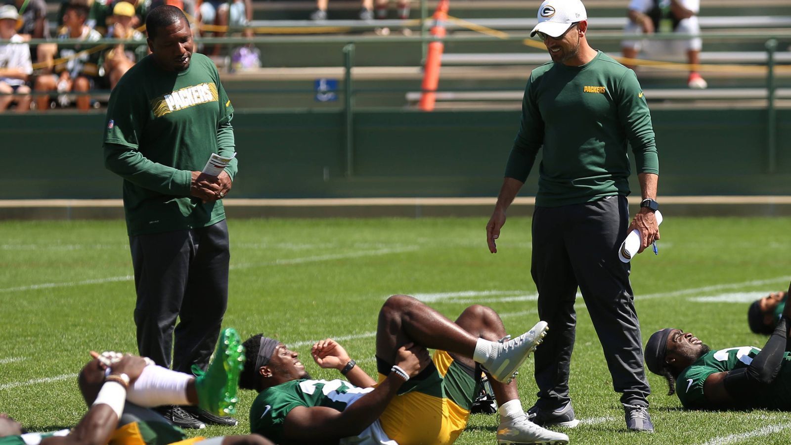 
                <strong>Green Bay Packers</strong><br>
                OTA Offseason Workouts: 23. - 24. Mai, 26. Mai, 31. Mai - 1. Juni, 3. Juni, 13. - 14. Juni, 16. JuniMandatory Minicamp: 7. - 9. JuniRookie Minicamp: 6. - 7. Mai
              