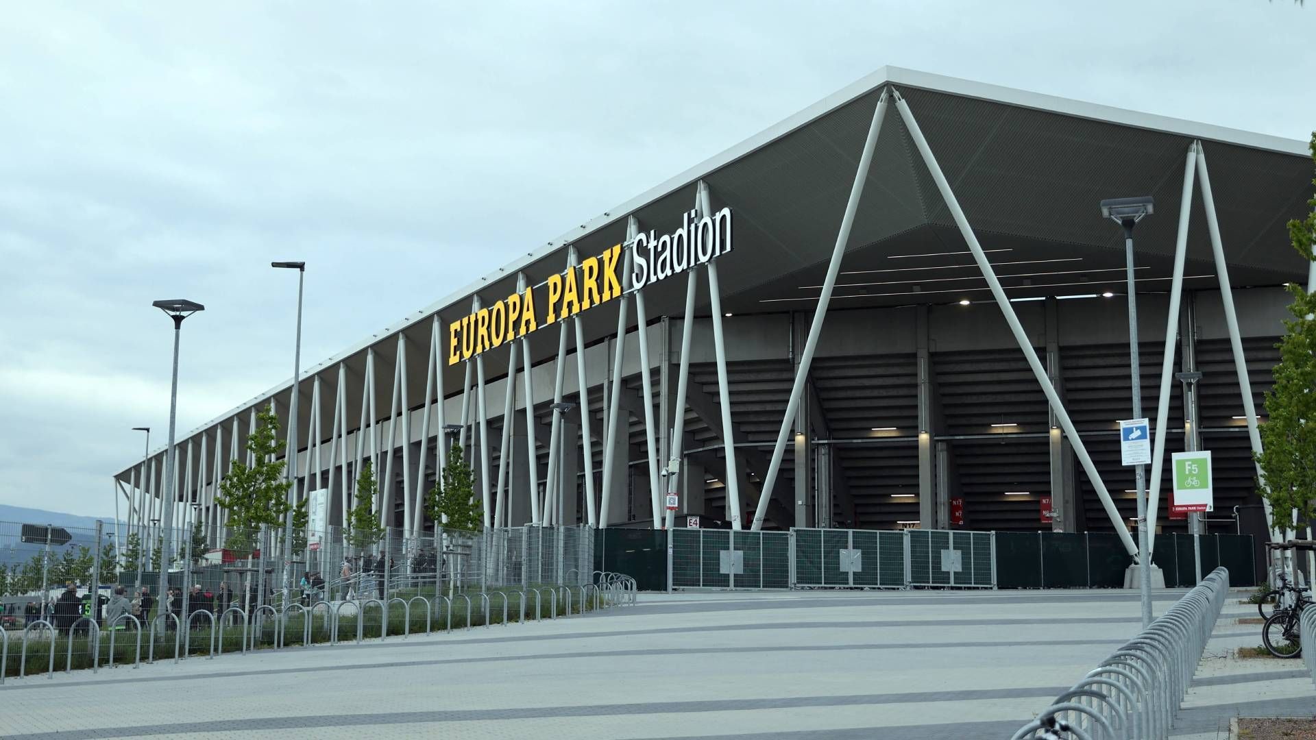 
                <strong>9. Platz: Europa-Park Stadion (SC Freiburg; 11 Punkte)</strong><br>
                Vegane Döner, Falafel-Bällchen und Chili sin Carne verhelfen dem noch jungen Freiburger Stadion zum neunten Platz in der Rangliste.
              