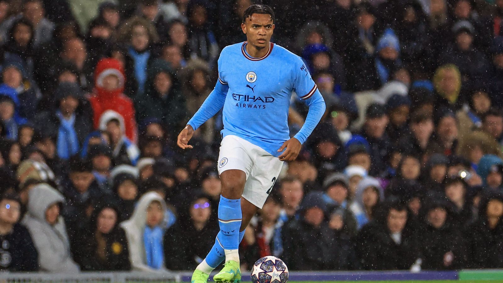 
                <strong>Manuel Akanji (Manchester City)</strong><br>
                Hat als rechter Außenverteidiger mit Sane hin und wieder seine Probleme, lässt ihn aber genau so häufig nicht vorbei. Licht und Schatten wechseln sich ab. ran-Note: 3
              