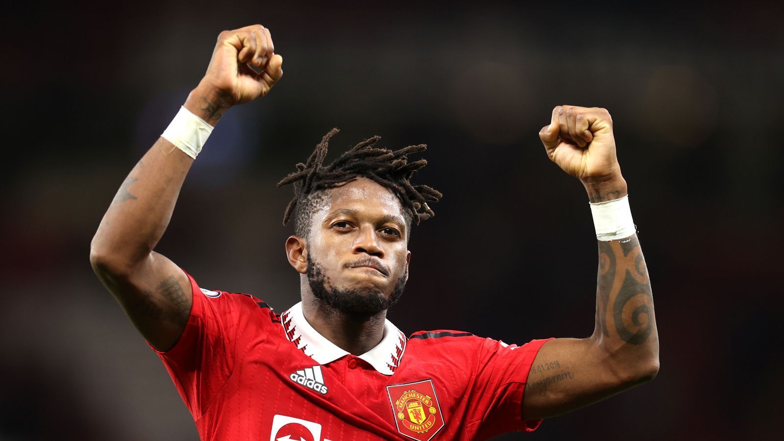 
                <strong>Fred (Manchester United)</strong><br>
                Kann den Ball auch im Duell mit zwei Gegenspielern elegant behaupten. Setzt gegen City-Superstar gleich zwei herzhafte und äußerst erfolgreiche Grätschen an und verdient sich damit den Szenenapplaus der Fans im Old Trafford. Vor dem Treffer zum 2:1 treibt er den Konter über das Feld voran. ran-Note: 3
              