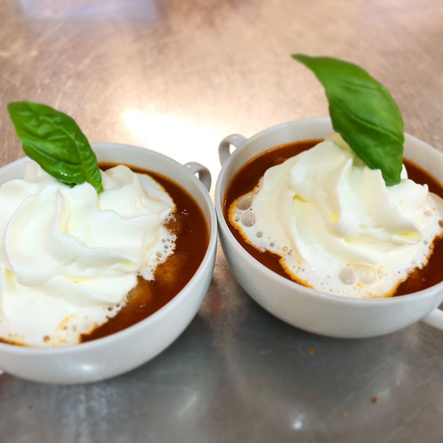 Fruchtige Tomatensuppe mit Croutons und Sahnehäubchen