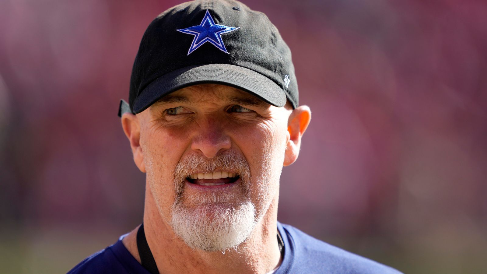 <strong>Dan Quinn (Defensive Coordinator, Dallas Cowboys)</strong><br>Ein Veteran. Quinn kam bereits in den Genuss des Head-Coach-Postens, zuletzt bei den Falcons. Dort scheiterte er spektakulär an den Patriots im Super Bowl LI. Mit den Cowboys baute er eine solide und gefürchtete Defensive auf, nachdem diese jahrelang aus Lücken bestand. In der vergangenen Saison waren wohl die Cardinals, Colts und Broncos an ihm interessiert.&nbsp;