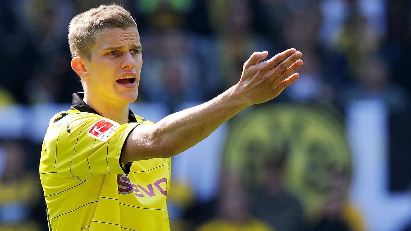 
                <strong>Sven Bender</strong><br>
                Das Thema Karriereende steht beim Dortmunder Meister von 2011 und 2012, Sven Bender, kurz bevor. Während der ersten Meister-Saison setzte Coach Jürgen Klopp in 31 Spielen auf das frühere 1860-Talent. Im Sommer 2017 wechselte Bender dann von Dortmund nach Leverkusen, wo sein Zwillingsbruder Lars spielt. Gemeinsam wird das Duo im Sommer 2021 die aktive Karriere im Alter von 32 Jahren beenden. In der Bundesliga lief der Defensivmann Sven Bender 158 Mal für die Dortmunder auf. 
              