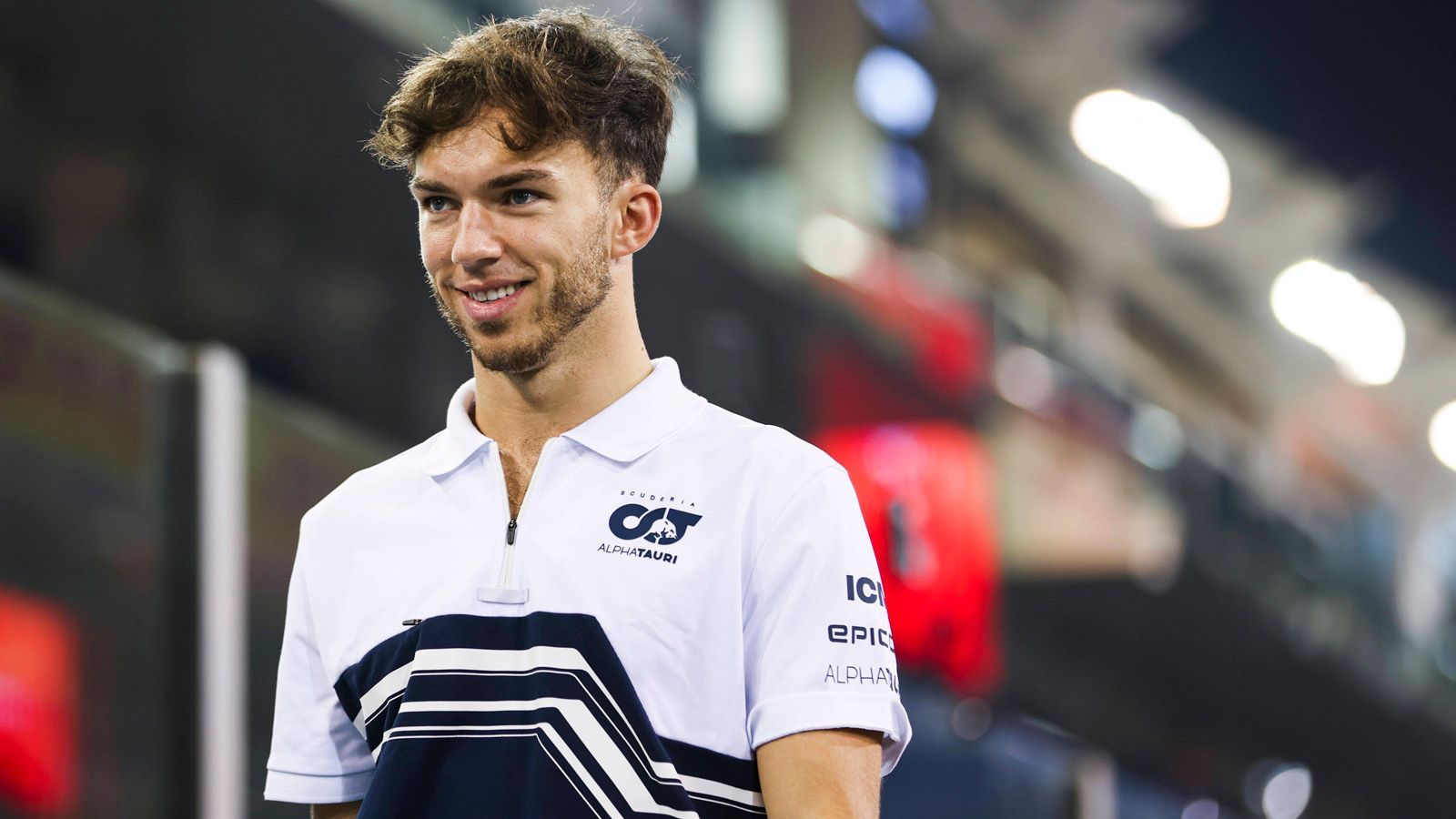 
                <strong>Gewinner: Pierre Gasly</strong><br>
                Nachdem Pierre Gasly 2019 bei Red Bull überfordert war und danach in den Toro Rosso bzw. AlphaTauri zurückgestuft wurde, schien seine Karriere in der Sackgasse zu stecken. Eine Rückkehr zu Red Bull war nicht möglich, weil Verstappen und Sergio Perez langfristig gebunden sind. Hätte Gasly seinen Vertrag bei AlphaTauri bis 2023 erfüllt, hätte sich danach womöglich keine neue Option aufgetan. Doch er konnte das Personal-Wirrwarr bei Alpine nutzen, um dort unterzukommen. Nun hat der Franzose bei einem Werksteam einen Zweijahres-Vertrag plus Option für ein weiteres Jahr und kann noch einmal richtig angreifen.
              