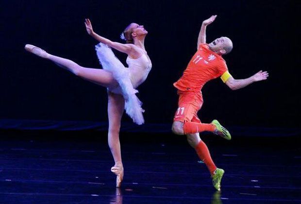 
                <strong>Arjen Robben - Leider theatralisch</strong><br>
                Arjen Robben ist ein begnadeter Kicker, da gibt es keine zwei Meinungen. Nur übertreibt er es immer wieder mit seiner Theatralik nach Foulspielen - wie jetzt wieder im WM-Achtelfinale gegen Mexiko. Nun schlagen die User im Netz gnadenlos zurück!
              