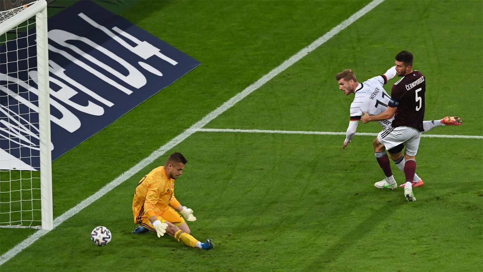 
                <strong>Timo Werner</strong><br>
                Kam nach der Pause für Havertz. Stand beim 6:0 genau dort, wo ein Mittelstürmer stehen soll. Ließ sich immer wieder ins Mittelfeld fallen, um am Spielaufbau teilzunehmen. Arbeitete darüber hinaus auch gut gegen den Ball, war ständig nah dran am Geschehen und wusste zu gefallen. ran-Note: 2
              