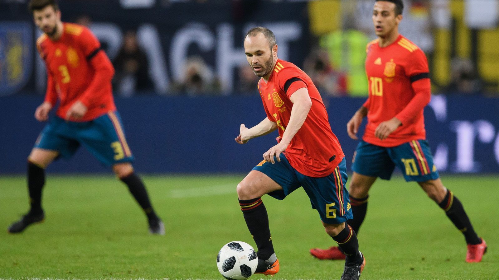 
                <strong>Andres Iniesta</strong><br>
                Weltmeister 2010, Europameister 2008 und 2012 und auch in Russland noch bei der "Furio Roja" dabei. Andres Iniesta ist eine absolute WM-Legende - auch wegen seines Siegtors im Endspiel von Südafrika.
              