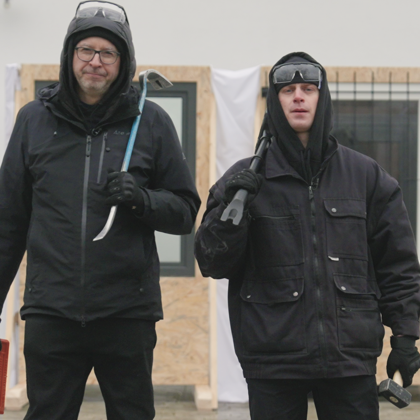 Reporter Matthias Fiedler und YouTuber Joris Rudi sind im Einbrecheroutfit dargestellt.