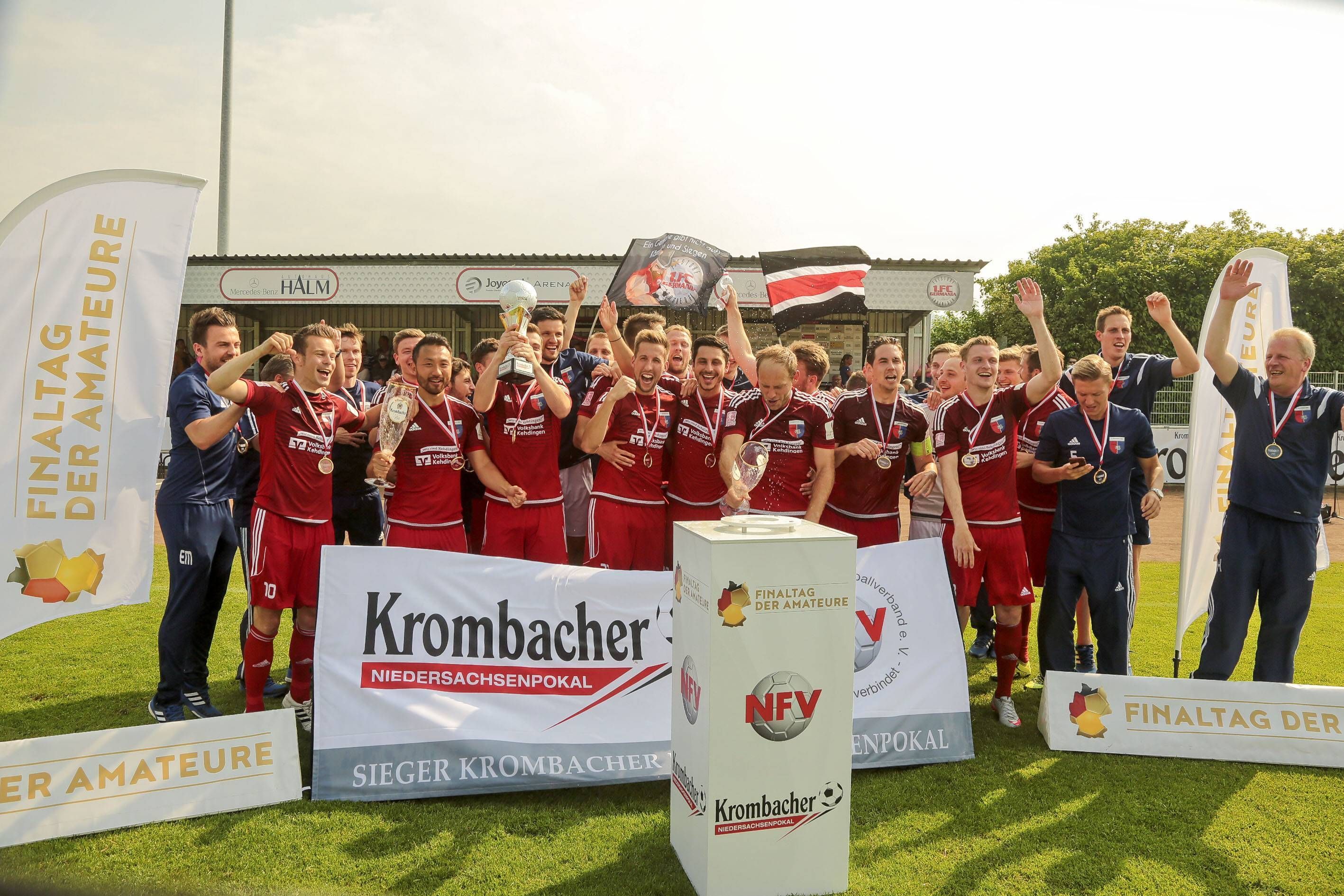 
                <strong>SV Drochtersen/Assel</strong><br>
                SV Drochtersen/Assel: Der SV Drochtersen/Assel freut sich auf sein Debüt im DFB-Pokal, aber wohl noch mehr über den Gegner. Denn dem Regionalligisten wurde von Losfee Caroline Siems (DFB U17-Juniorin) Borussia Mönchengladbach zugelost.
              