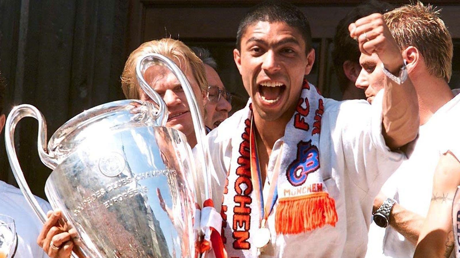 
                <strong>Giovane Elber (Juli 1997 - August 2003)</strong><br>
                Mit seinen 139 Treffern und 57 Torvorlagen in 264 Einsätzen avanciert Elber zum Garanten für extrem erfolgreiche Bayern-Jahre. Obwohl er 2003 zu Olympique Lyon abgeschoben wird, macht er bis heute keinen Hehl aus seiner Liebe zum FCB, mit dem er 2001 auch die Champions League gewinnt.
              