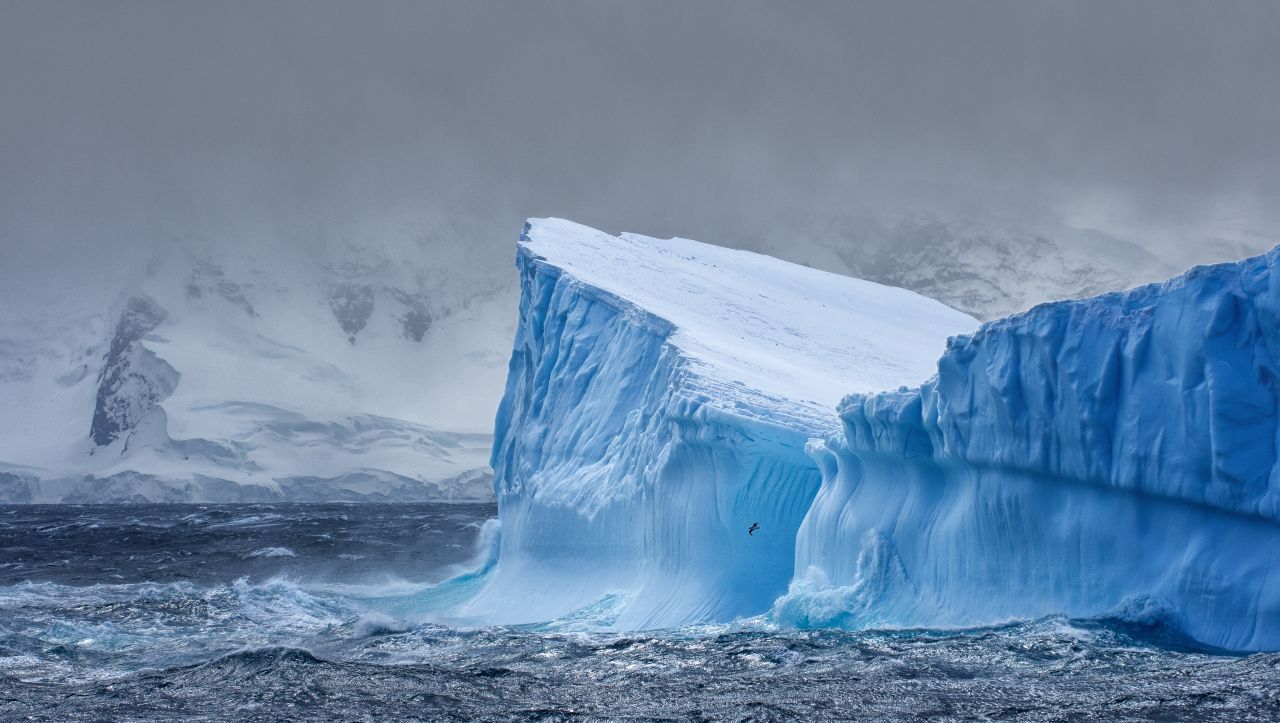 Ein gewaltiger Eisberg treibt im Südpolarmeer der Antarktis.