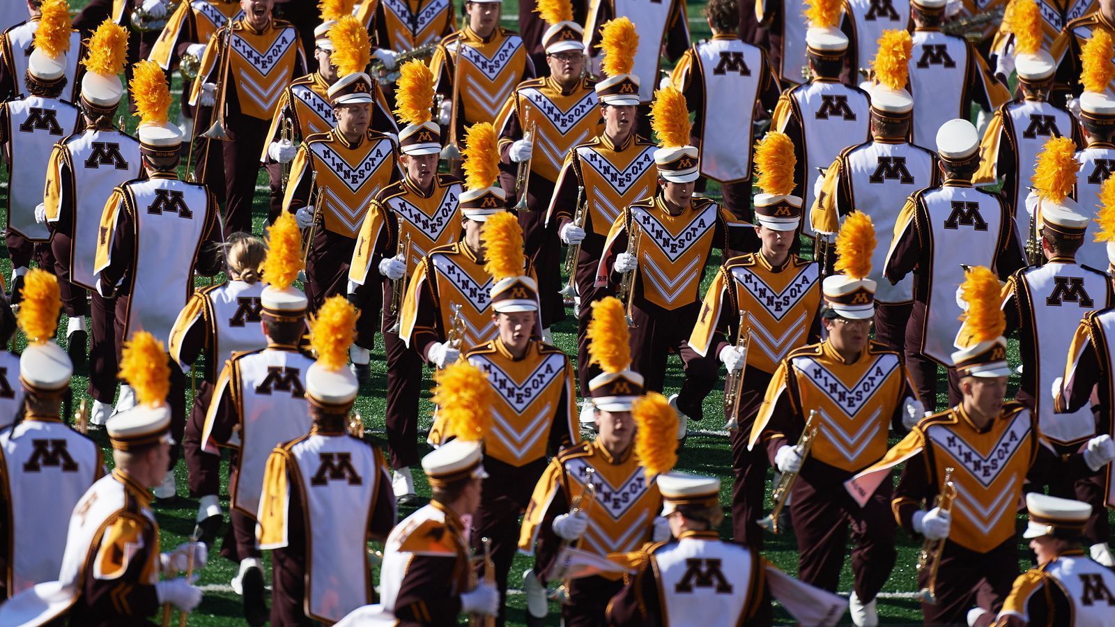 
                <strong>Minnesota - Der Schlachtruf</strong><br>
                SKI-U-MAHDiese berühmte Phrase, ausgesprochen "SKY-YOU-MAH", wurde erstmals 1884 verwendet, als sich zwei Rugby-Spieler der Minnesota University einen passenden Schlachtruf für ihr Team überlegten. John W. Adams und Win Sargent wurden von einem Jungen inspiriert, der "Ski-oo!" ausrief, um seinen Sieg bei einem Kanu-Rennen auf dem Lake Pepin im Südosten Minnesotas zu feiern. Adams und Sargent fügten noch ein "Mah" für die Universität hinzu.
              