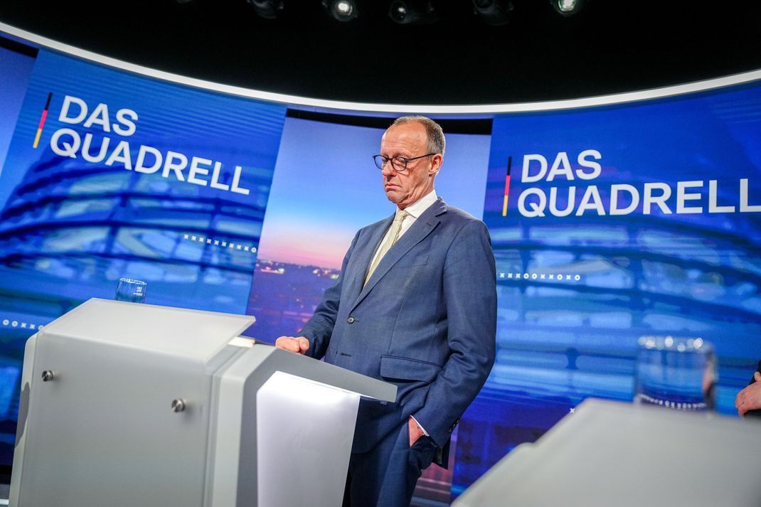 Friedrich Merz besichtigt vor dem "Quadrell" der TV Diskussion zum Bundestagswahlkampf das Studio. 