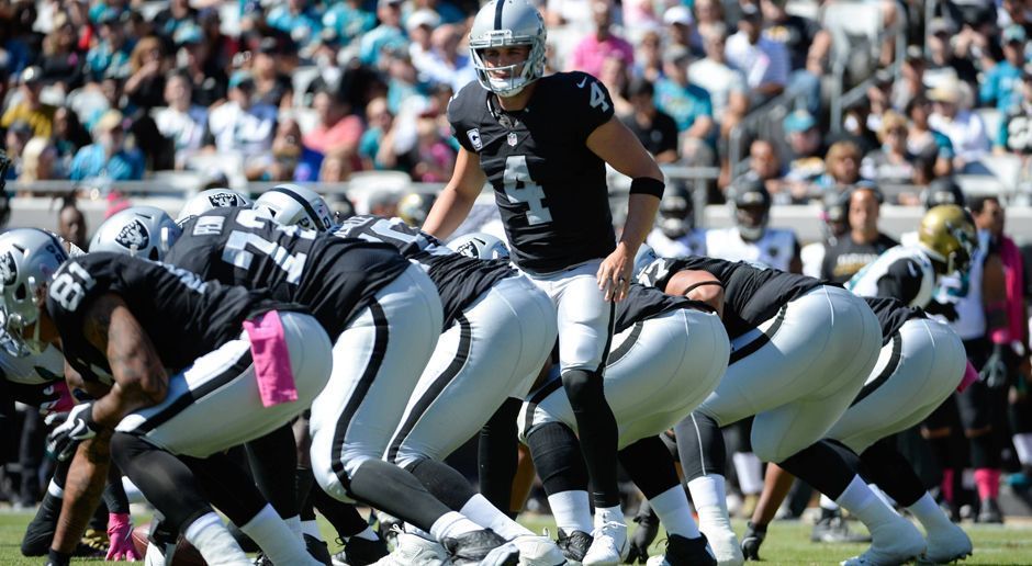 
                <strong>1. Oakland Raiders</strong><br>
                So sprunghaft die Raiders mit ihrer Heimatstadt sind, so traditionsbewusst sind sie beim Outfit: Seit 1963 hat sich an der Raiders-Kluft kaum etwas getan. Warum auch? Die Kombination aus schwarzem Trikot, silbernem Helm und hellgrauer Hose ist simpel, aber zeitlos schön. Der verdiente Sieger des ran.de-Trikot-Rankings.
              