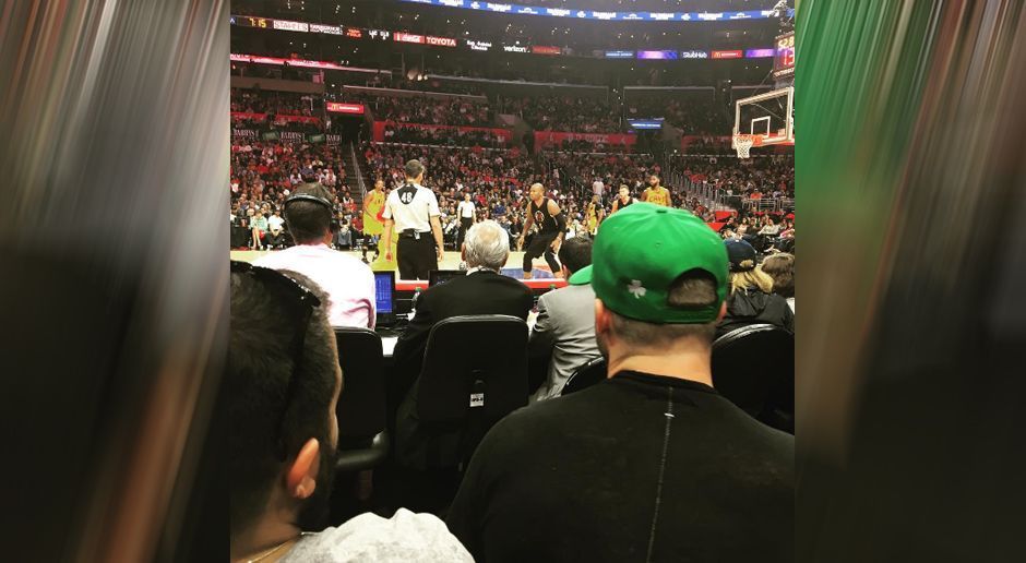 
                <strong>Julian Edelman</strong><br>
                Für Julian Edelmans geht es nach Los Angeles. Im Staples Center verfolgt er das 108:78 der Clippers gegen NBA-Champion Cleveland Cavaliers. Doch nicht nur der Receiver der New England Patriots fragt sich: Wo ist LeBron? Die "Cavs" verzichten nicht nur auf Superstar James, sondern zugleich auch auf Kyle Korver und Kyrie Irving. Schade für Edelman, gut für die Clippers.
              