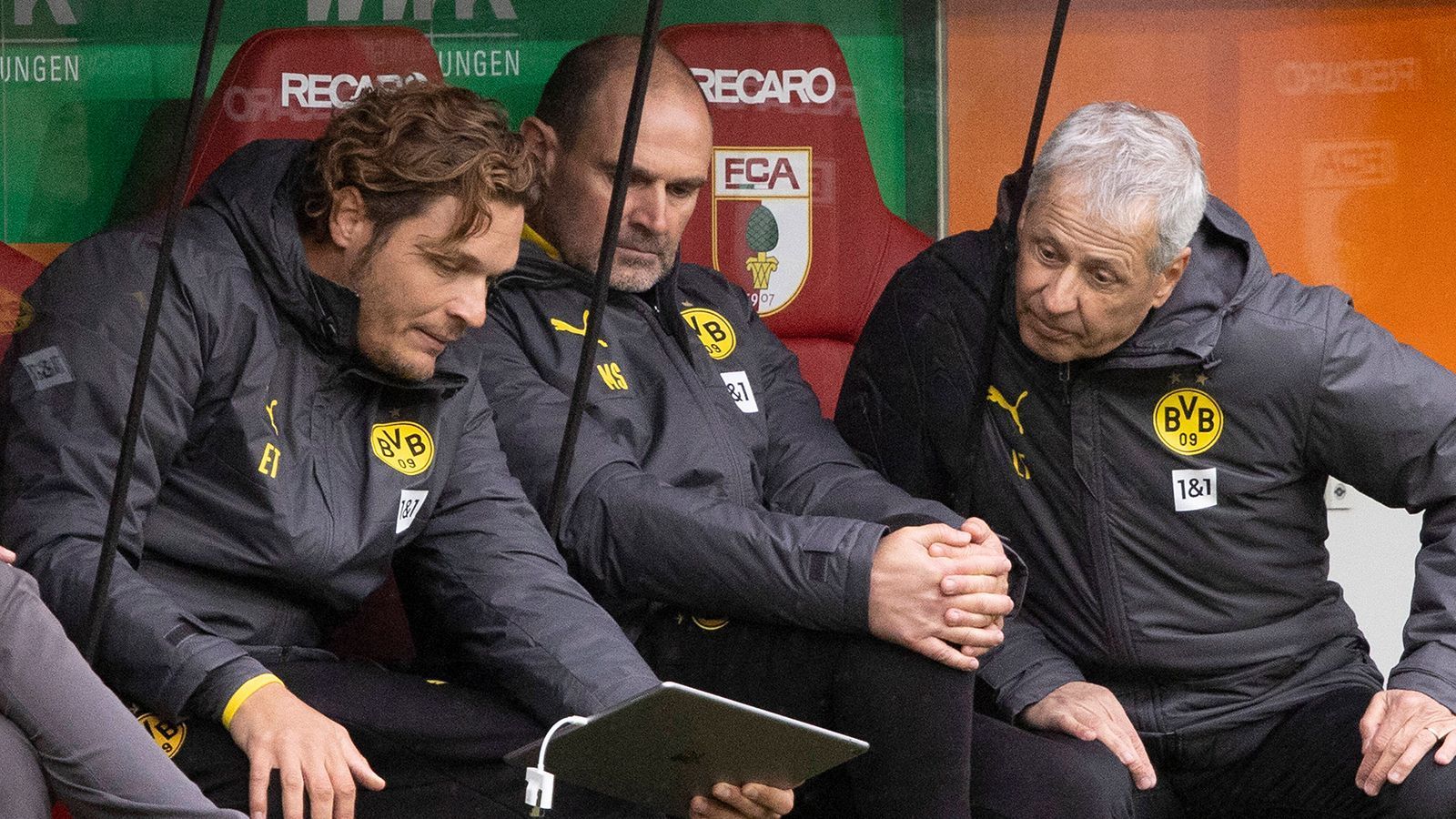 
                <strong>Platz 10: Borussia Dortmund (Transferbilanz -42,5 Mio.)</strong><br>
                Dicker Dämpfer schon am 2. Spieltag gegen den FC Augsburg (0:2). Doch der BVB-Kader ist insbesondere in der Offensive so gut besetzt, wie seit langem nicht mehr. Mit Jude Bellingham und Reinier kamen weitere Alternativen im Mittelfeld dazu. Ab November darf auch Talent Youssoufa Moukoko in der Bundesliga ran und macht Erling Haaland Druck. Anders sieht es im hinteren Teil aus. Genau drei Innenverteidiger zählt das Aufgebot. Dazu ist Nico Schulz auf der linken Seite alleine (Marcel Schmelzer verletzt). In der Defensive sollte noch etwas passieren, ansonsten wird es für die Beteiligten eine sehr lange Saison.
              