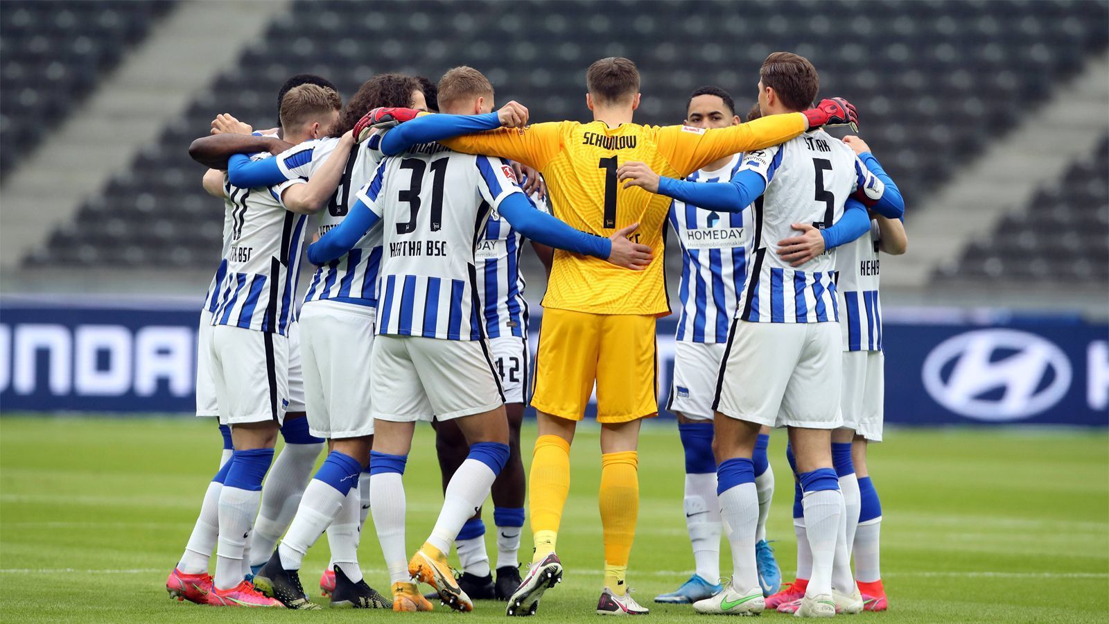 
                <strong>Hertha BSC - 16. Platz, 26 Punkte</strong><br>
                Seit rund einer Woche befindet sich die Hertha-Mannschaft in Quarantäne, gleich drei Spiele mussten verlegt werden. Daher liegen die Berliner derzeit mit bereits vier Punkten Rückstand auf Platz 16. Ab dem 3. Mai folgen sechs Spiele in 20 Tagen. Die Belastung wird hoch sein, ob das negative oder gar positive Auswirkungen hat, ist völlig offen. Fakt ist: Mit Spielen gegen Mainz (A), Freiburg (H), Bielefeld (H), Schalke (A), Köln (H) und Hoffenheim (A) spielt die Hertha noch gegen fast alle Konkurrenten. Prognose: Der enge Rhythmus hilft der Hertha - Klassenerhalt. 
              