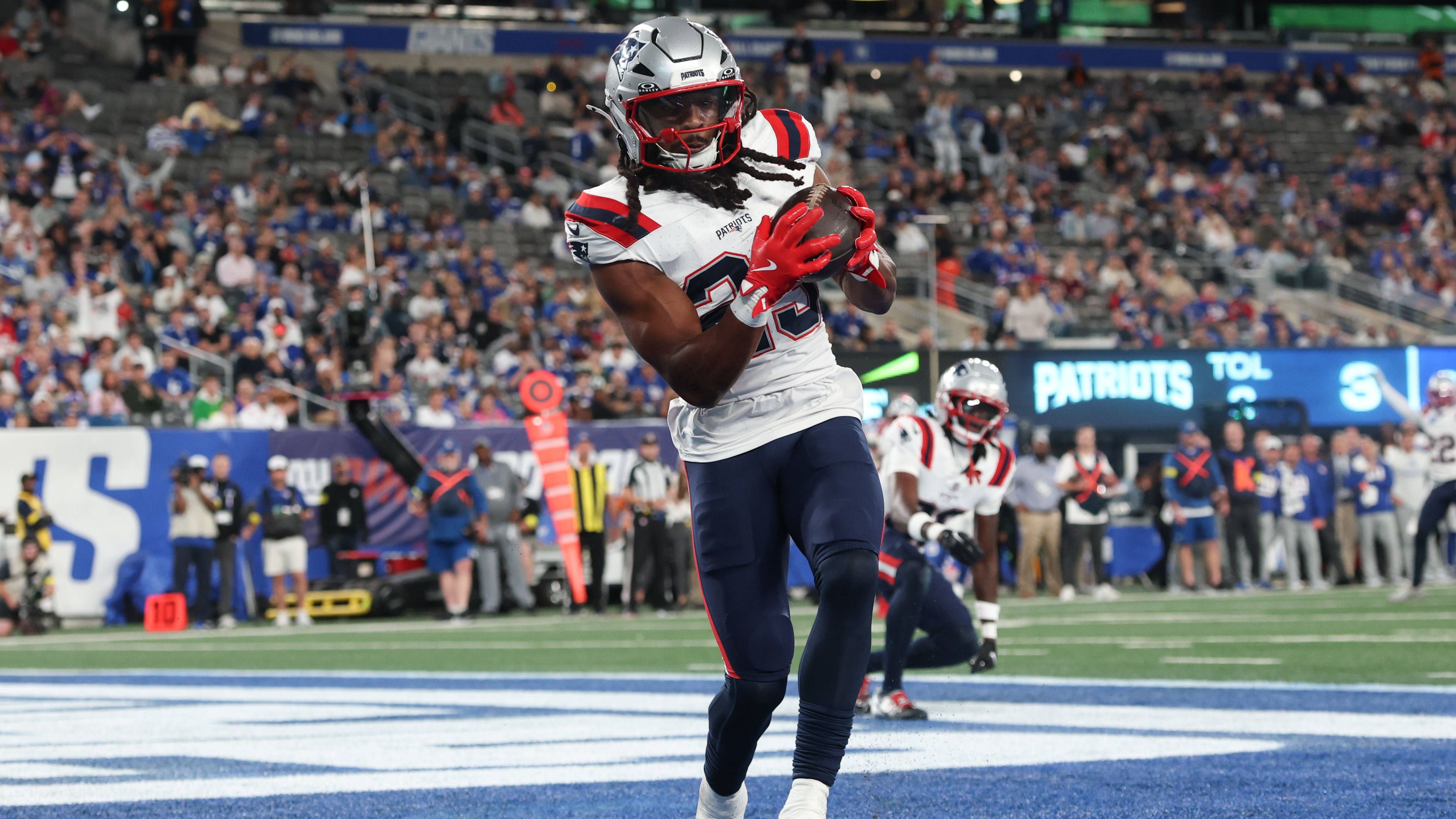 <em><strong>Kyle Dugger (Pittsburgh Steelers)</strong><br>Die New England Patriots haben rund eine Woche vor der Trade Deadline zwei Starter verschifft. Strong Safety Kyle Dugger war einer der zuverlässigsten Spieler unter Bill Belichick und Jerod Mayo, war unter Mike Vrabel jedoch kaum gefragt. Für einen Sechst- und einen Siebtrundenpick übernehmen die Pittsburgh Steelers seine Dienste und seinen 58-Millionen-Dollar-Vertrag. Neben Dugger...</em>