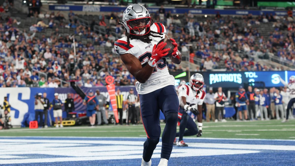 NFL, American Football Herren, USA New England Patriots at New York Giants Aug 21, 2025; East Rutherford, New Jersey, USA; New England Patriots safety Kyle Dugger (23) interception a pass in the en...